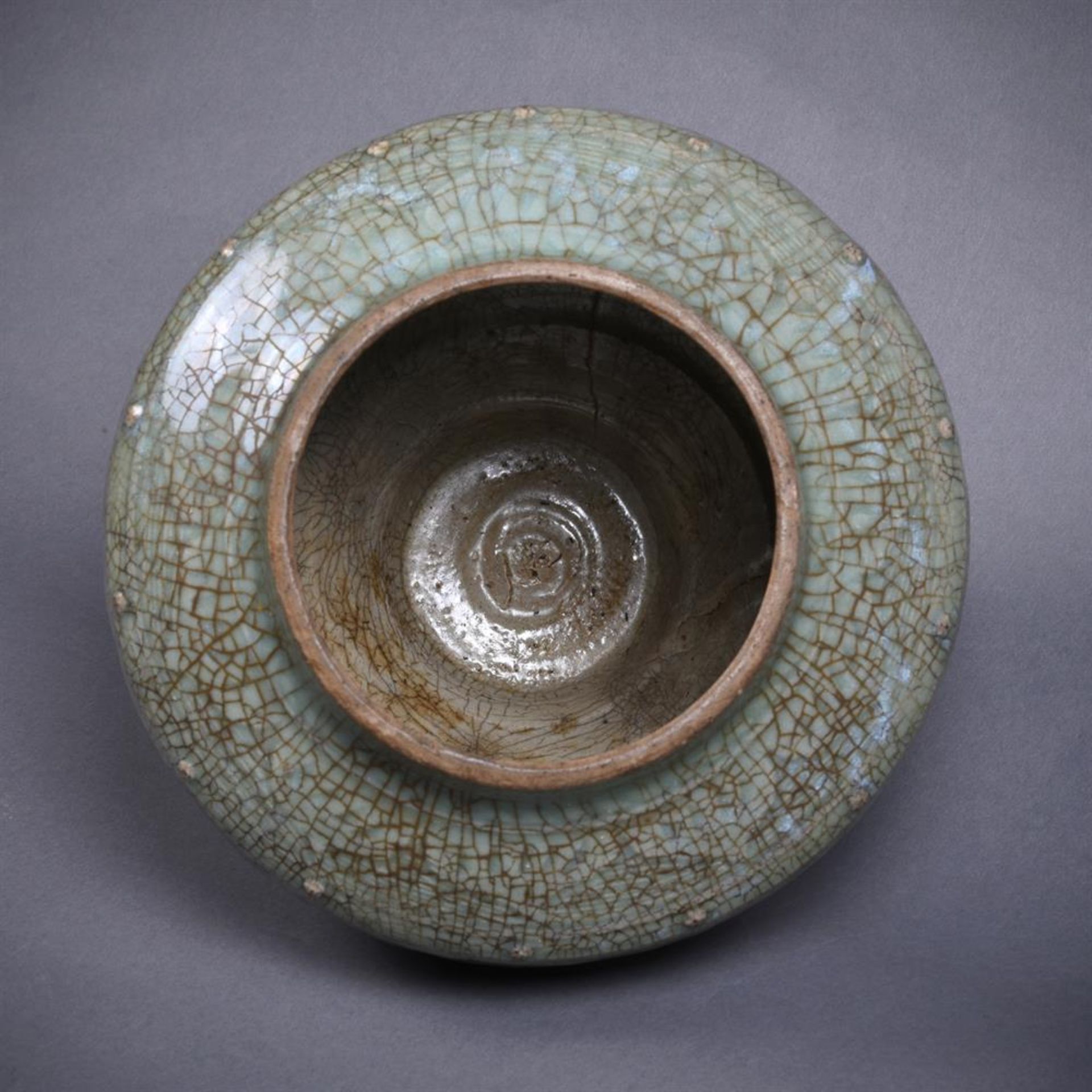 An attractive Korean stoneware crackle-glazed jar - Bild 4 aus 6
