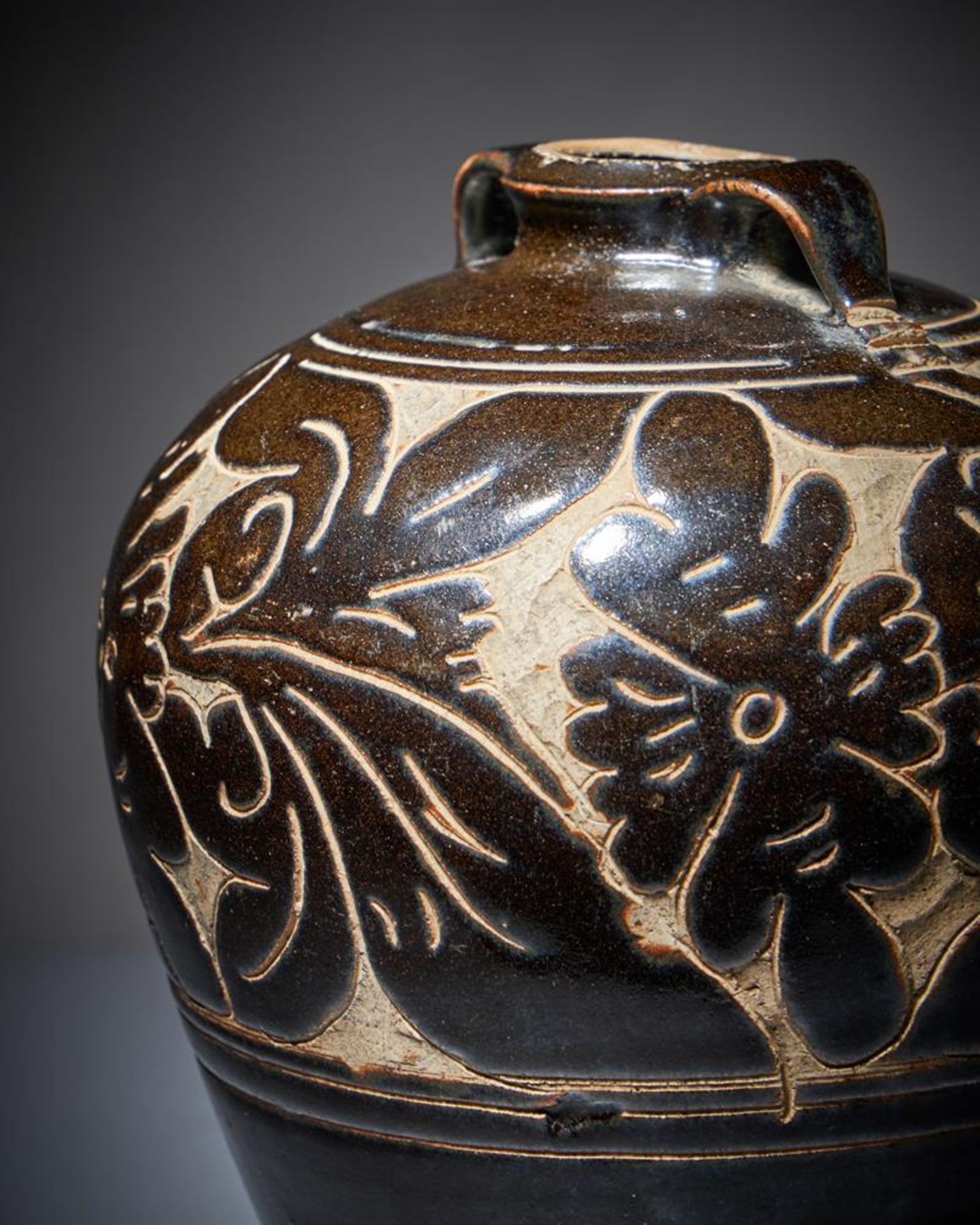 A Chinese Cizhou pottery sgraffito vase - Image 6 of 19