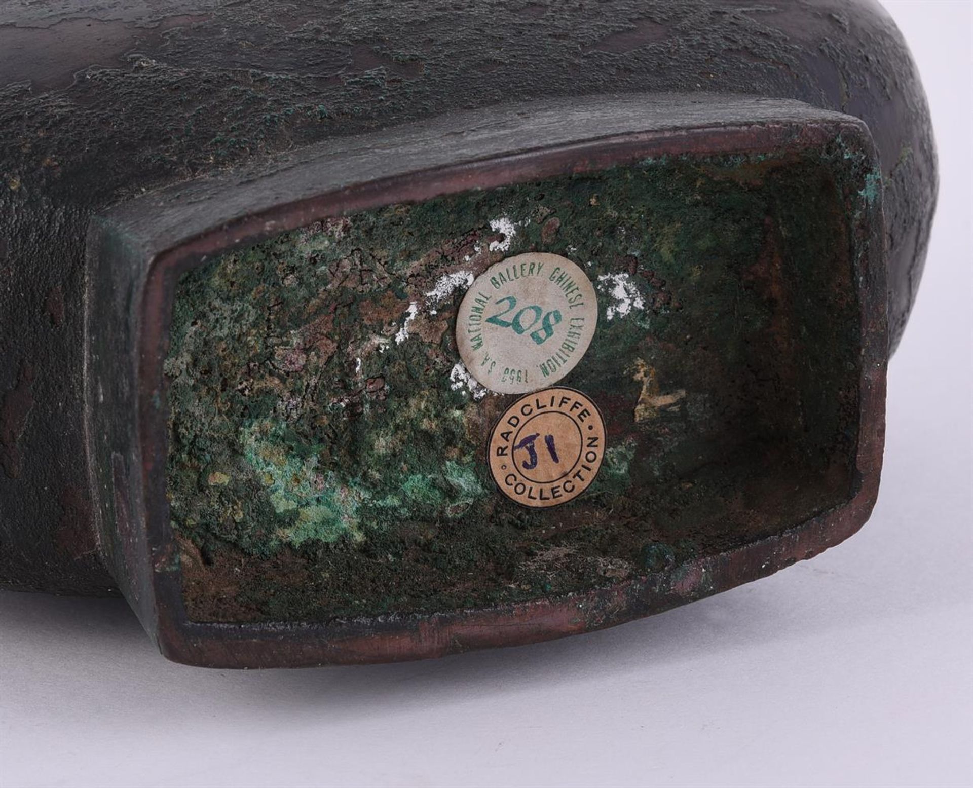 A Chinese bronze ritual wine flask and cover - Image 15 of 19
