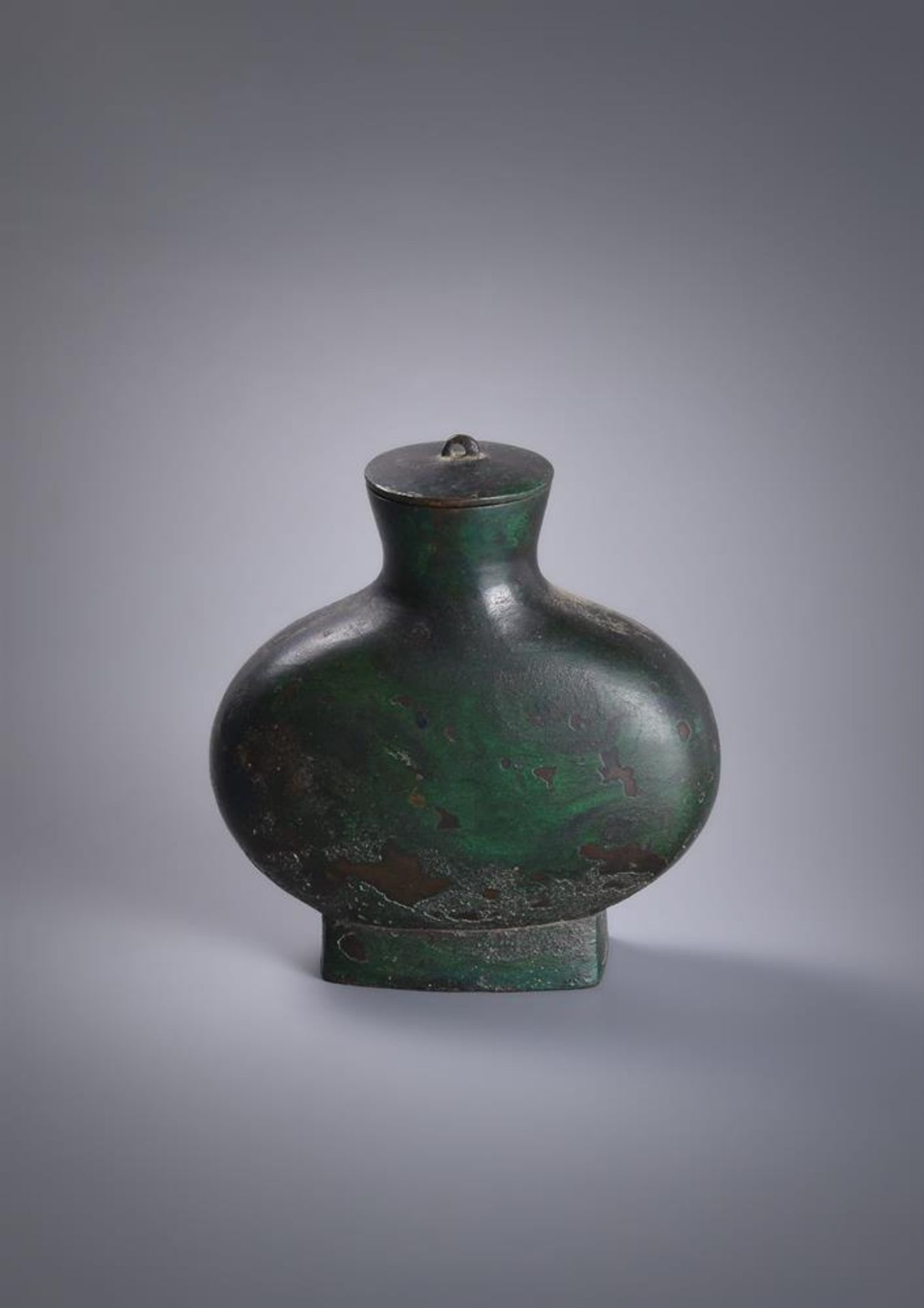 A Chinese bronze ritual wine flask and cover - Image 10 of 19