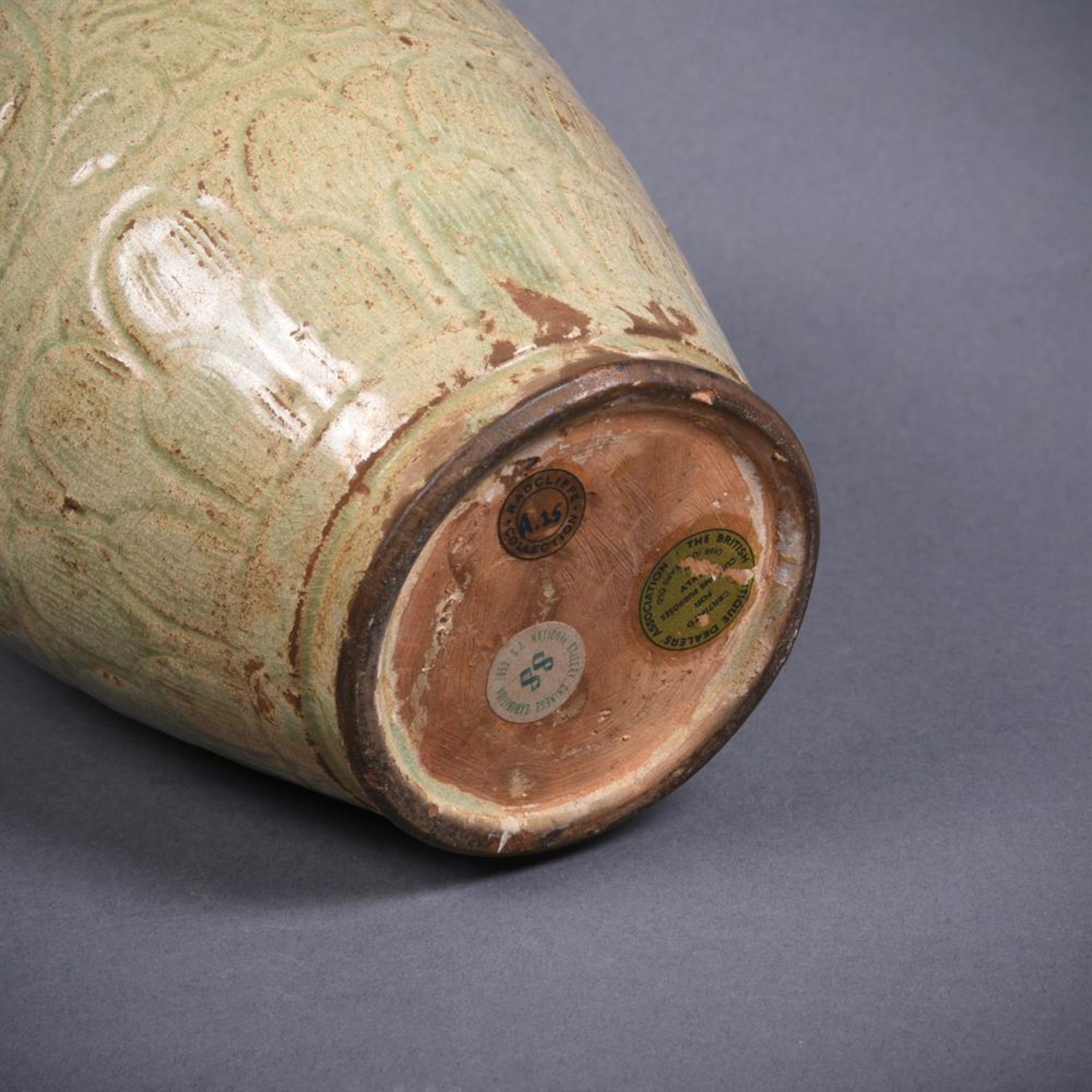 A Chinese celadon vase - Image 5 of 9