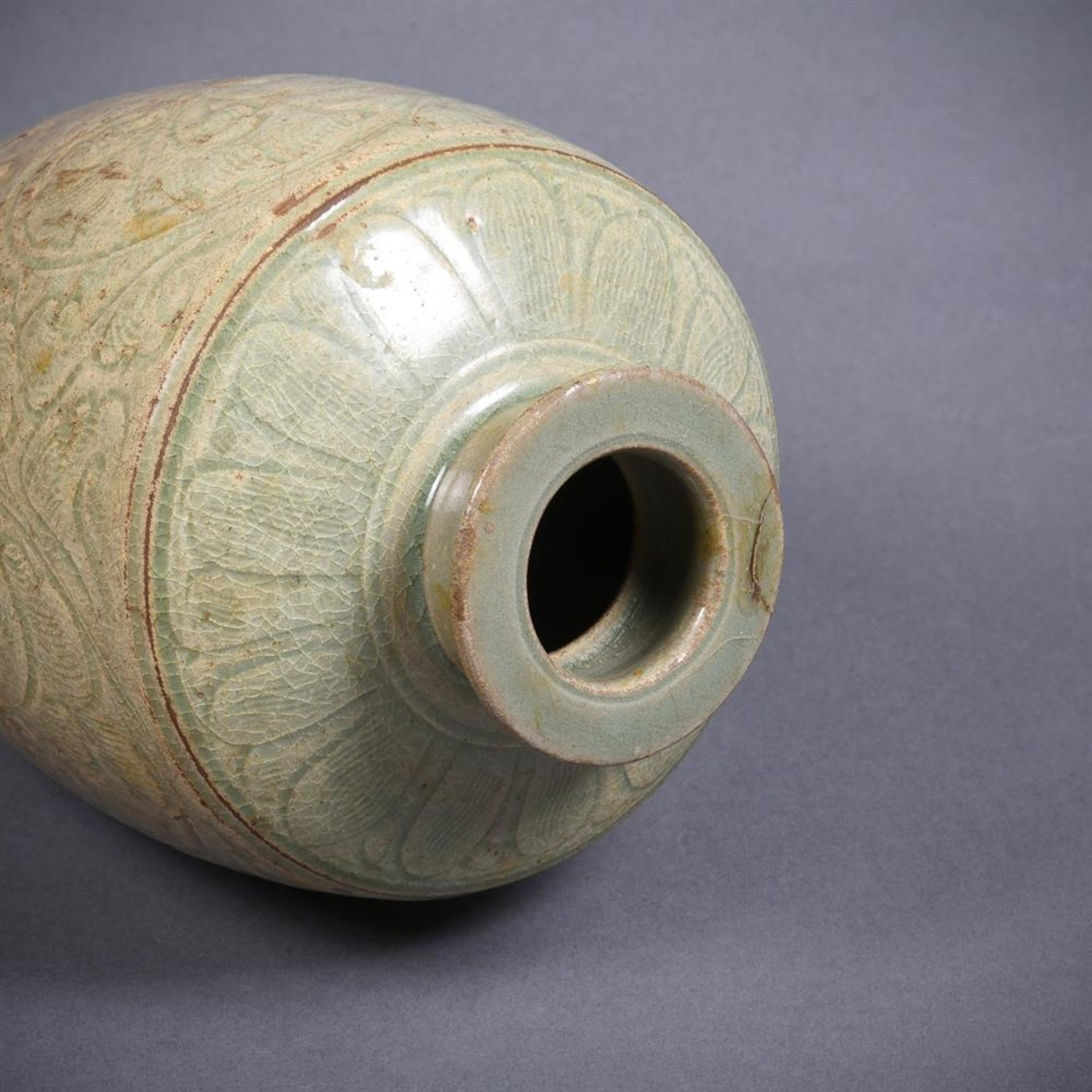 A Chinese celadon vase - Image 4 of 9