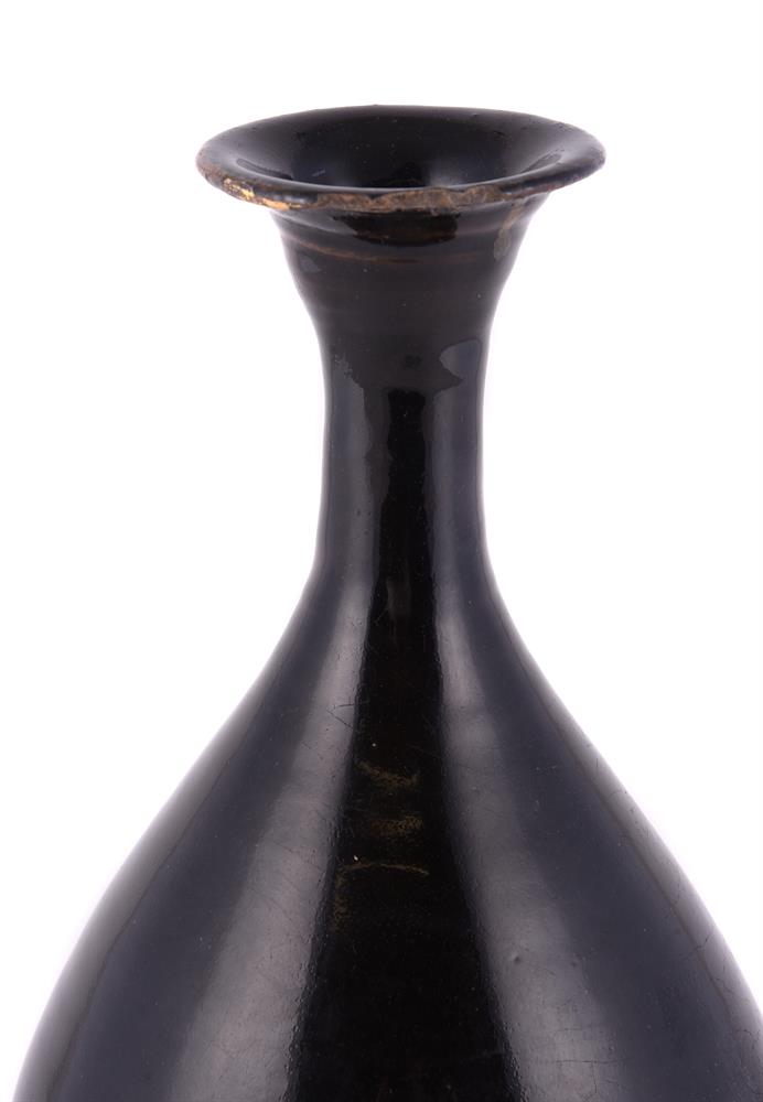 A Chinese black-glazed pottery vase - Image 2 of 9