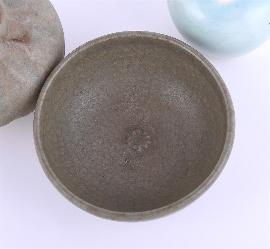 A small Chinese celadon crackle-glazed bowl - Image 3 of 8