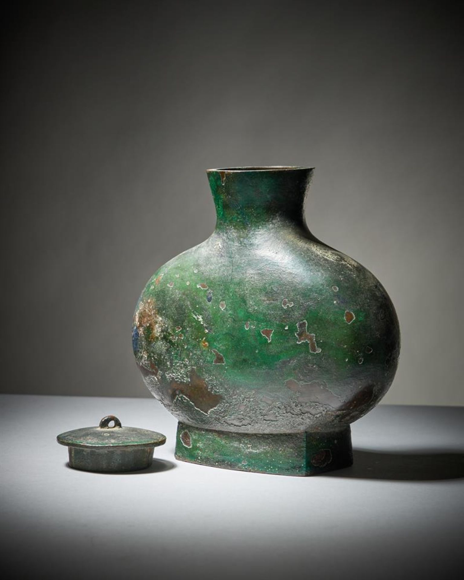 A Chinese bronze ritual wine flask and cover - Image 4 of 19