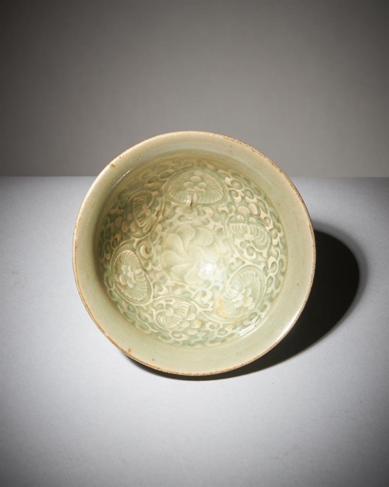A small Chinese 'Yaozhou' celadon glazed 'chrysanthemum' bowl - Bild 4 aus 15