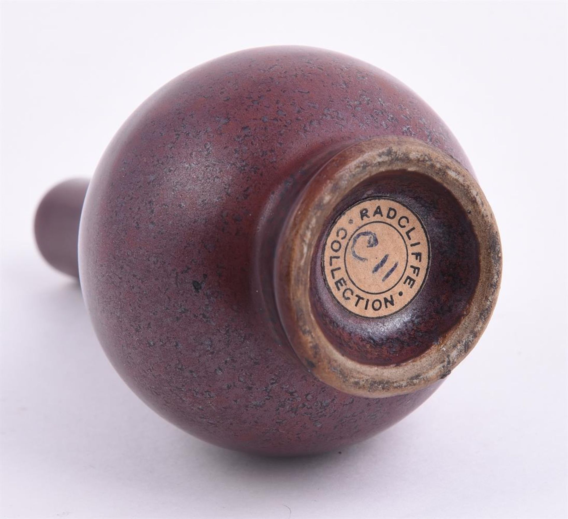 A small Chinese 'iron-rust' glazed bottle vase - Bild 3 aus 5