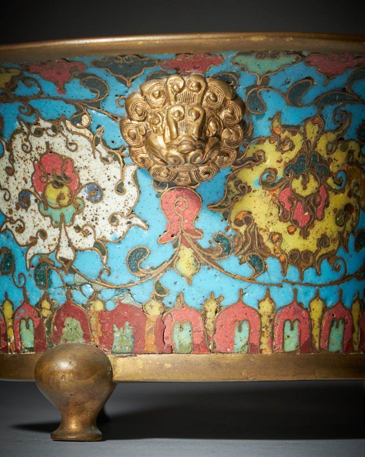 A Chinese cloisonné enamel and gilt bronze tripod censer - Bild 5 aus 13