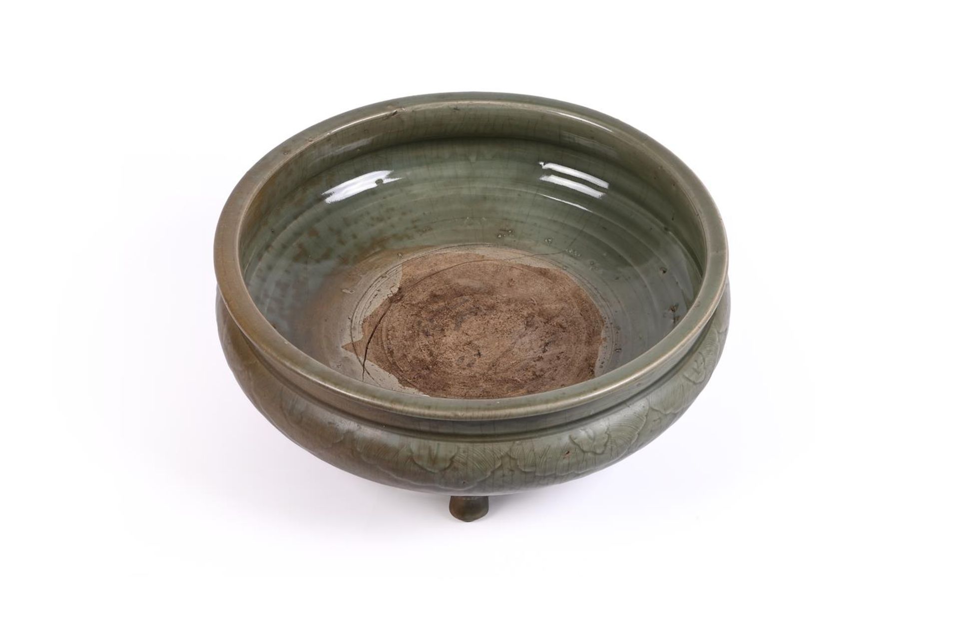 A large Chinese 'longquan' celadon tripod bowl - Bild 2 aus 5