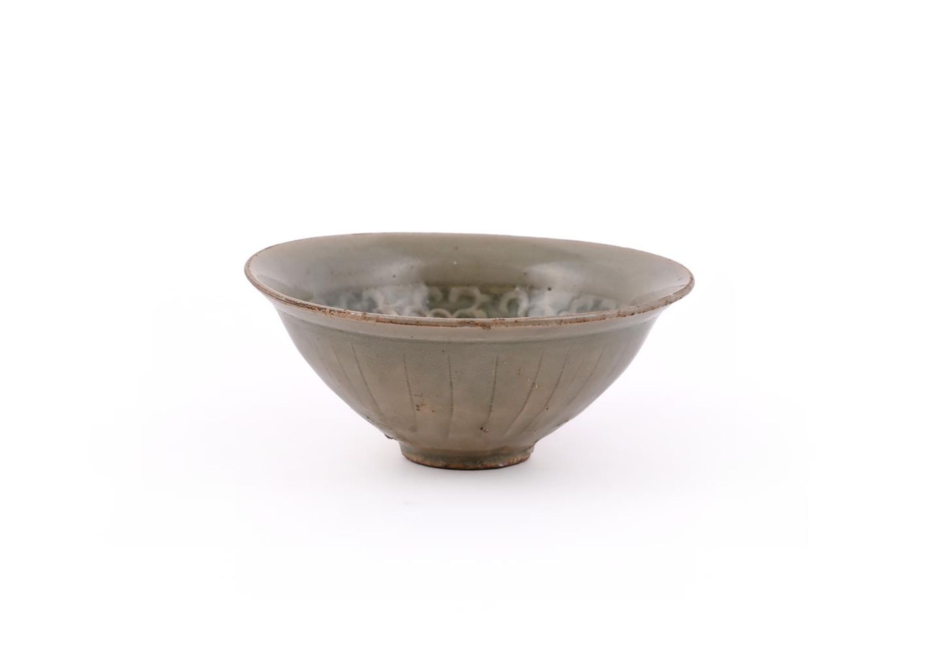 A small Chinese 'Yaozhou' celadon glazed 'chrysanthemum' bowl - Bild 8 aus 15