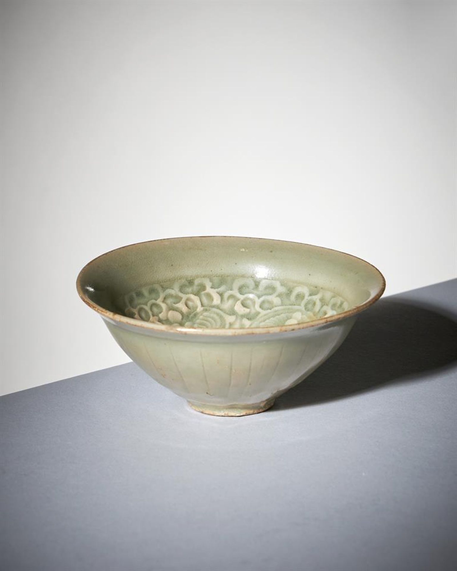 A small Chinese 'Yaozhou' celadon glazed 'chrysanthemum' bowl - Bild 2 aus 15
