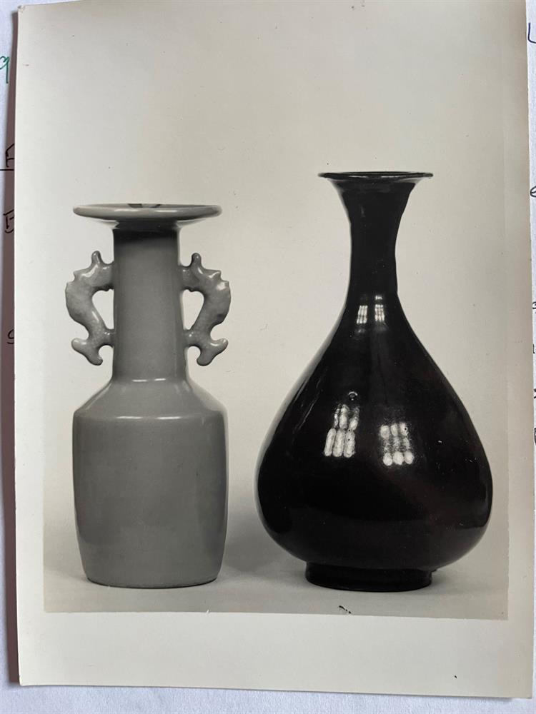 A Chinese black-glazed pottery vase - Image 7 of 9