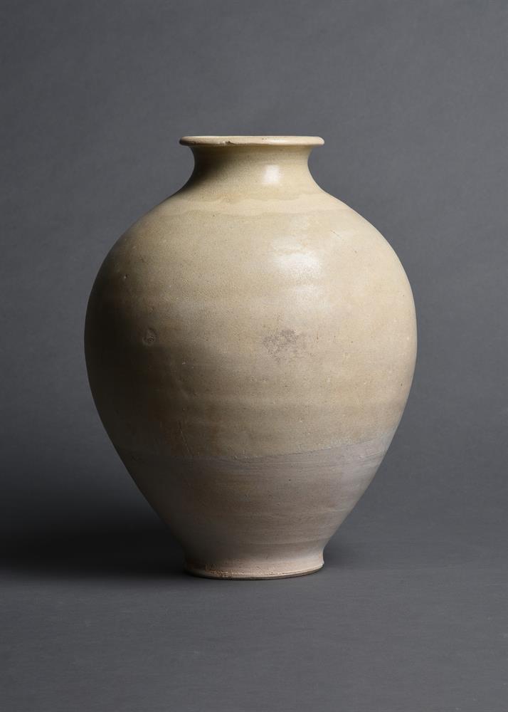 A Chinese straw-glazed stoneware vase - Image 2 of 4
