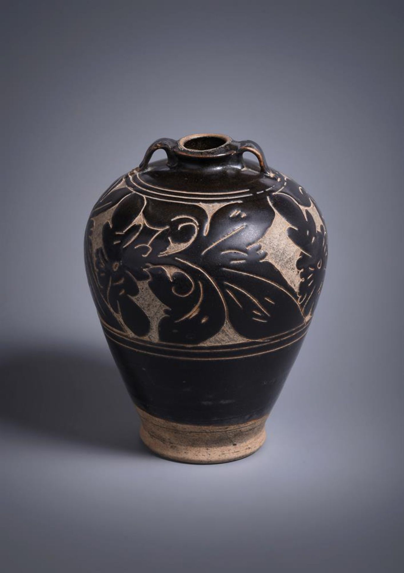 A Chinese Cizhou pottery sgraffito vase - Image 2 of 19
