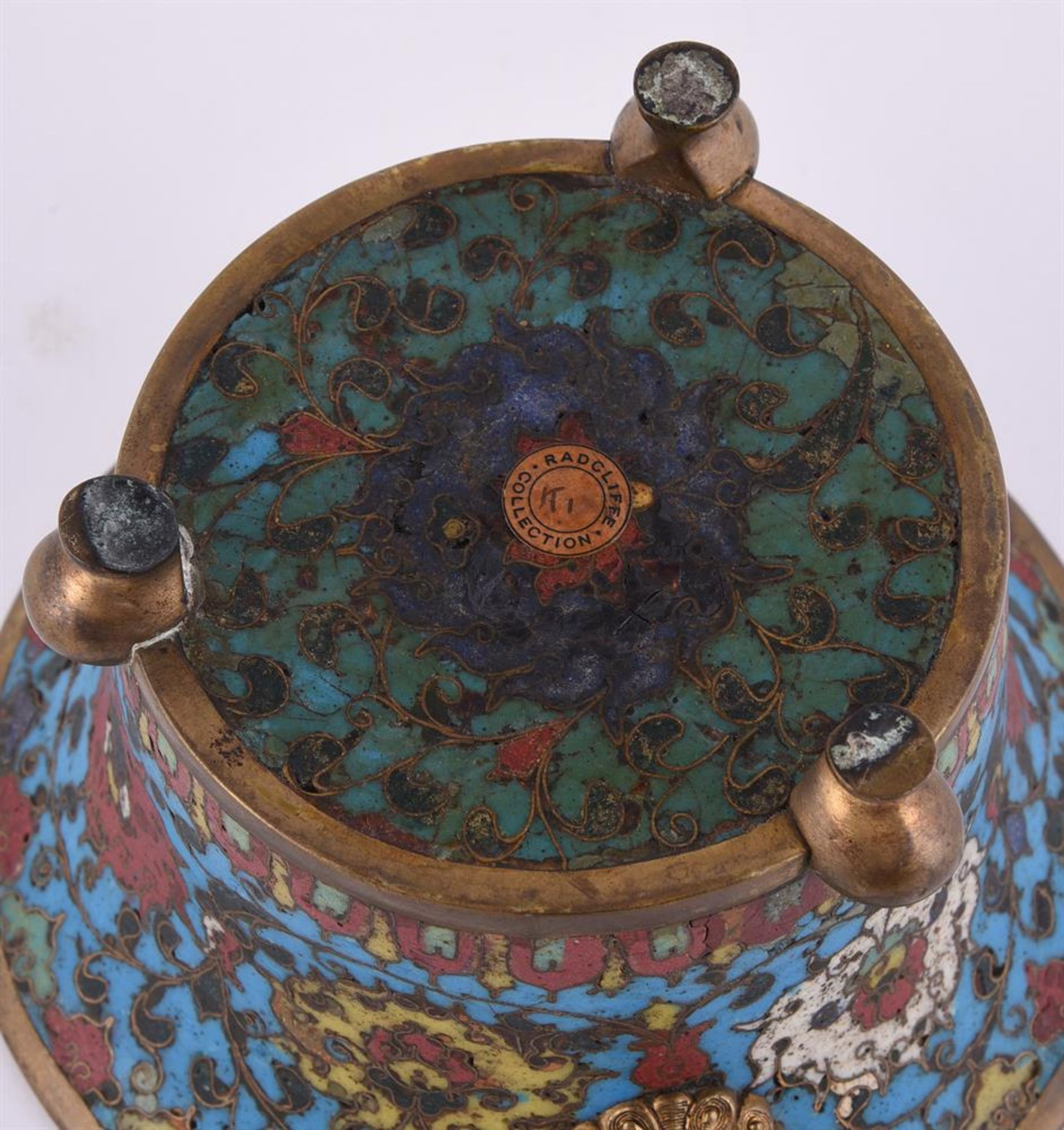 A Chinese cloisonné enamel and gilt bronze tripod censer - Bild 11 aus 13