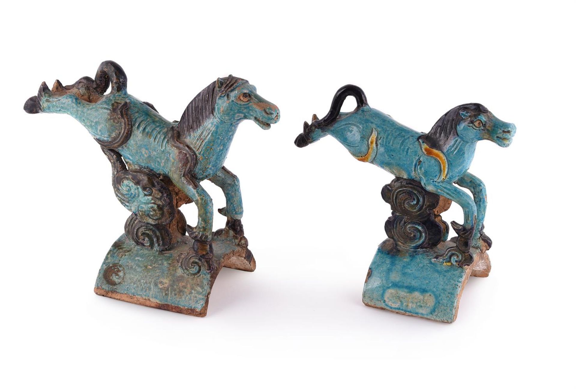 Two Chinese turquoise glazed roof ridge-tiles depicting horses - Bild 2 aus 9