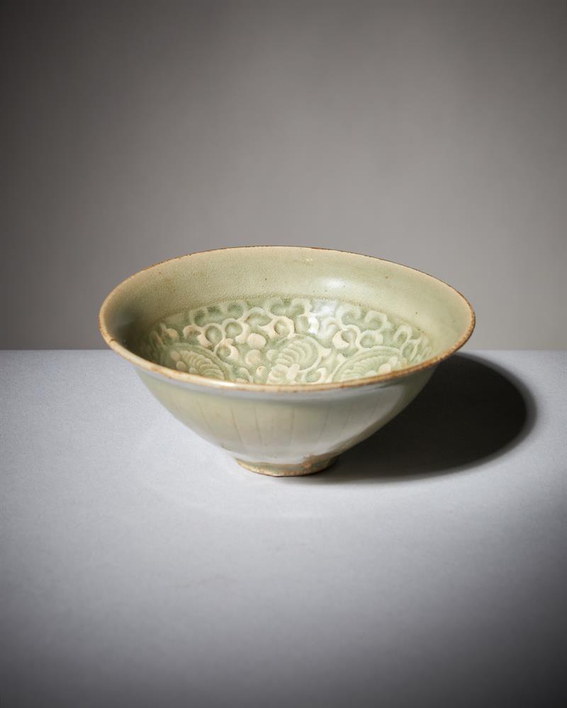 A small Chinese 'Yaozhou' celadon glazed 'chrysanthemum' bowl - Image 3 of 15