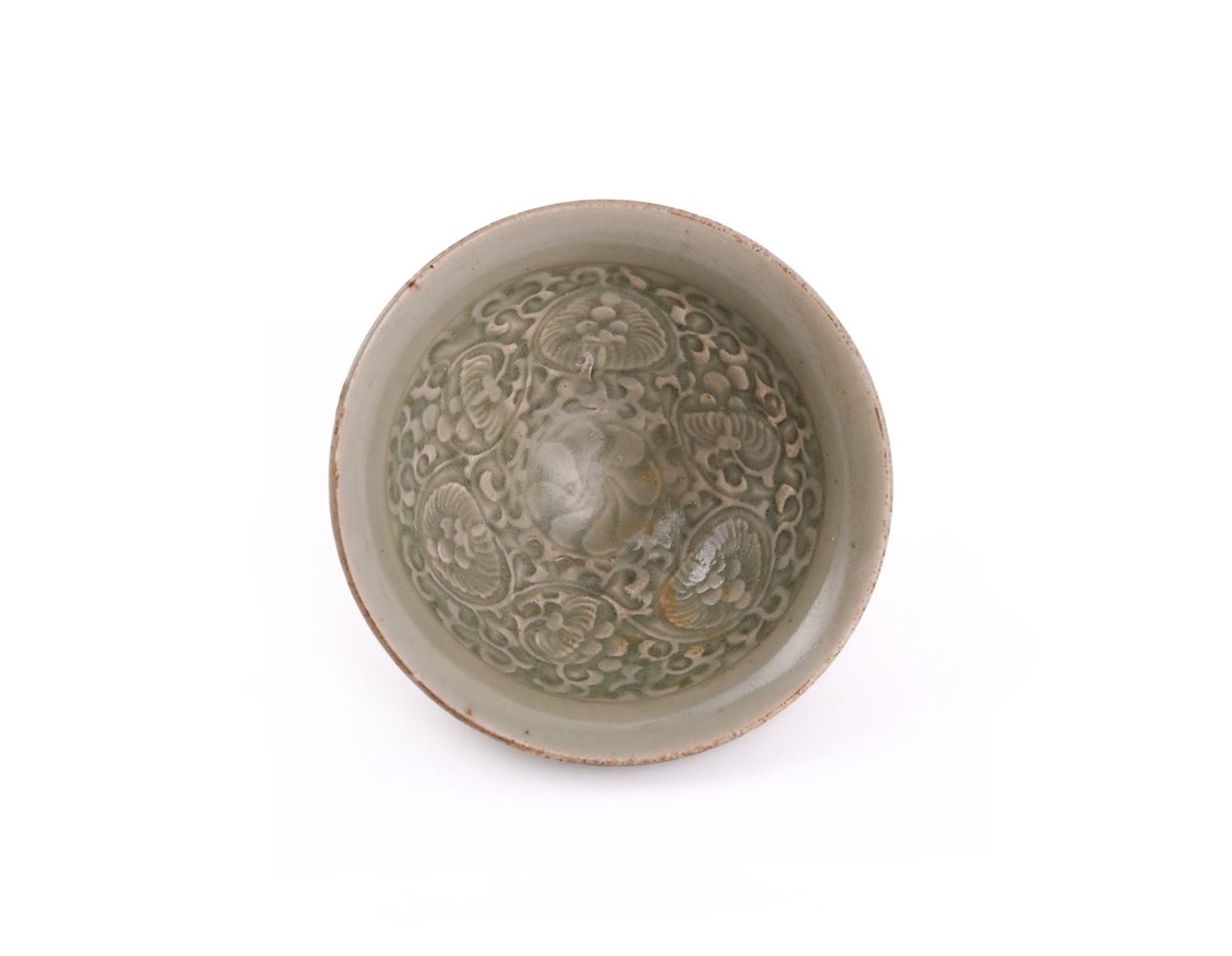 A small Chinese 'Yaozhou' celadon glazed 'chrysanthemum' bowl - Bild 7 aus 15