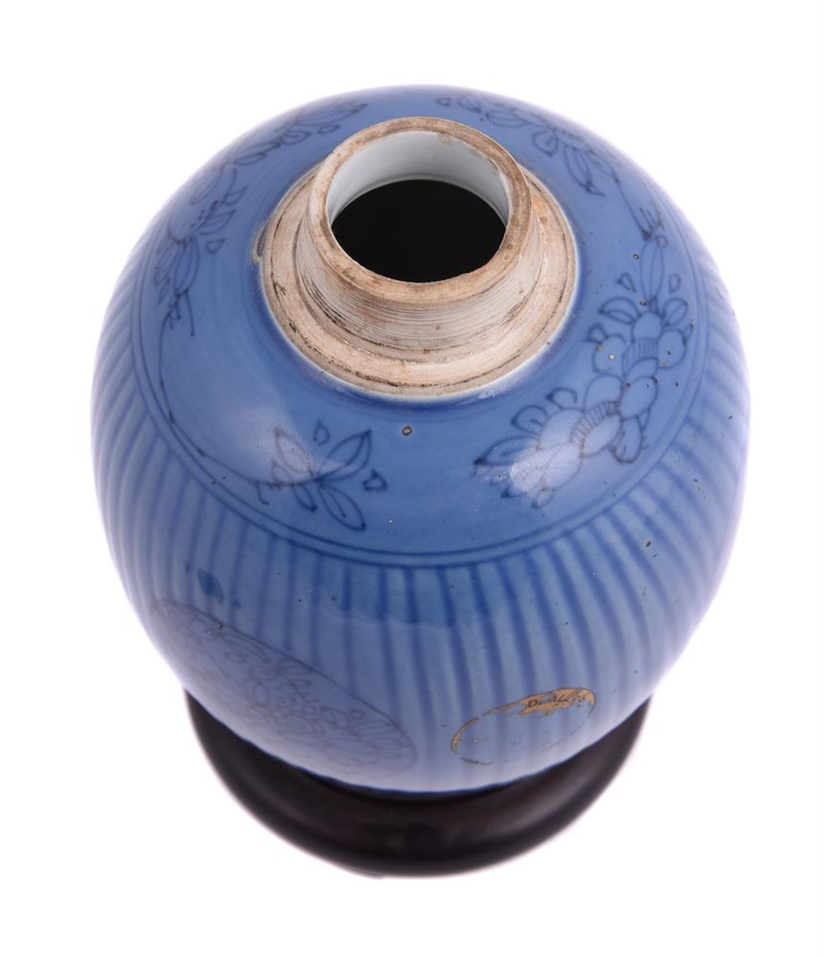 A Chinese porcelain blue glazed jar - Bild 3 aus 6