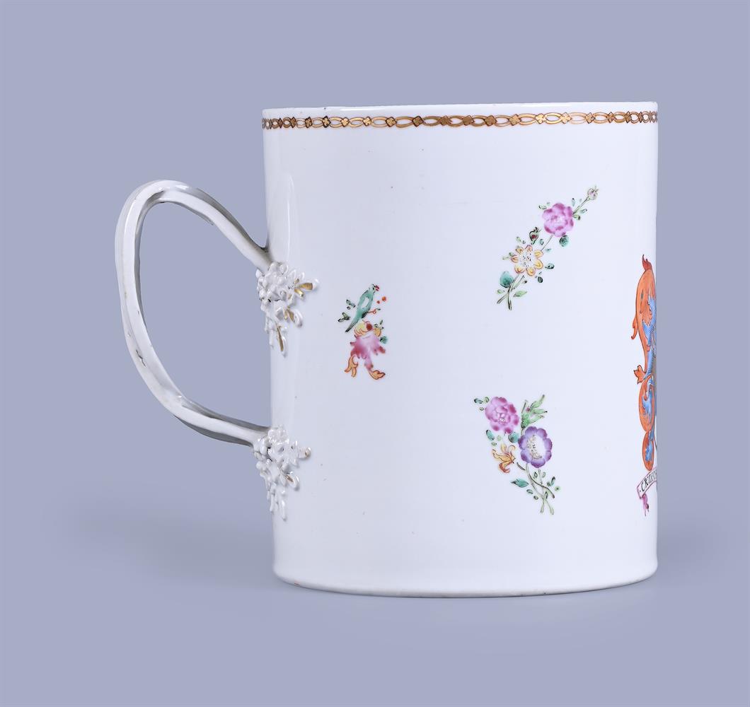 A Chinese Export Famille Rose Mug - Image 3 of 12