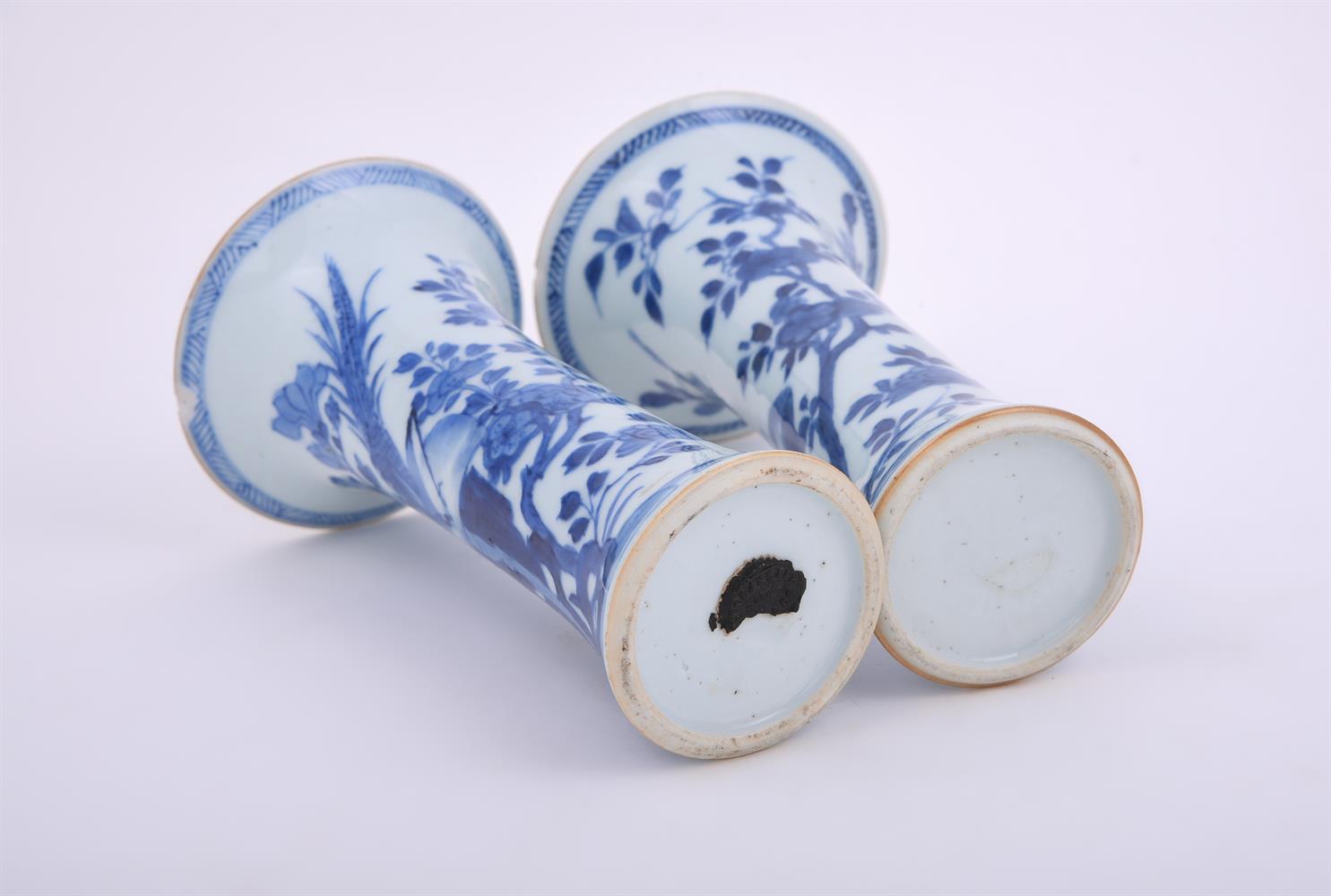 A pair of Chinese blue and white vases - Image 4 of 5