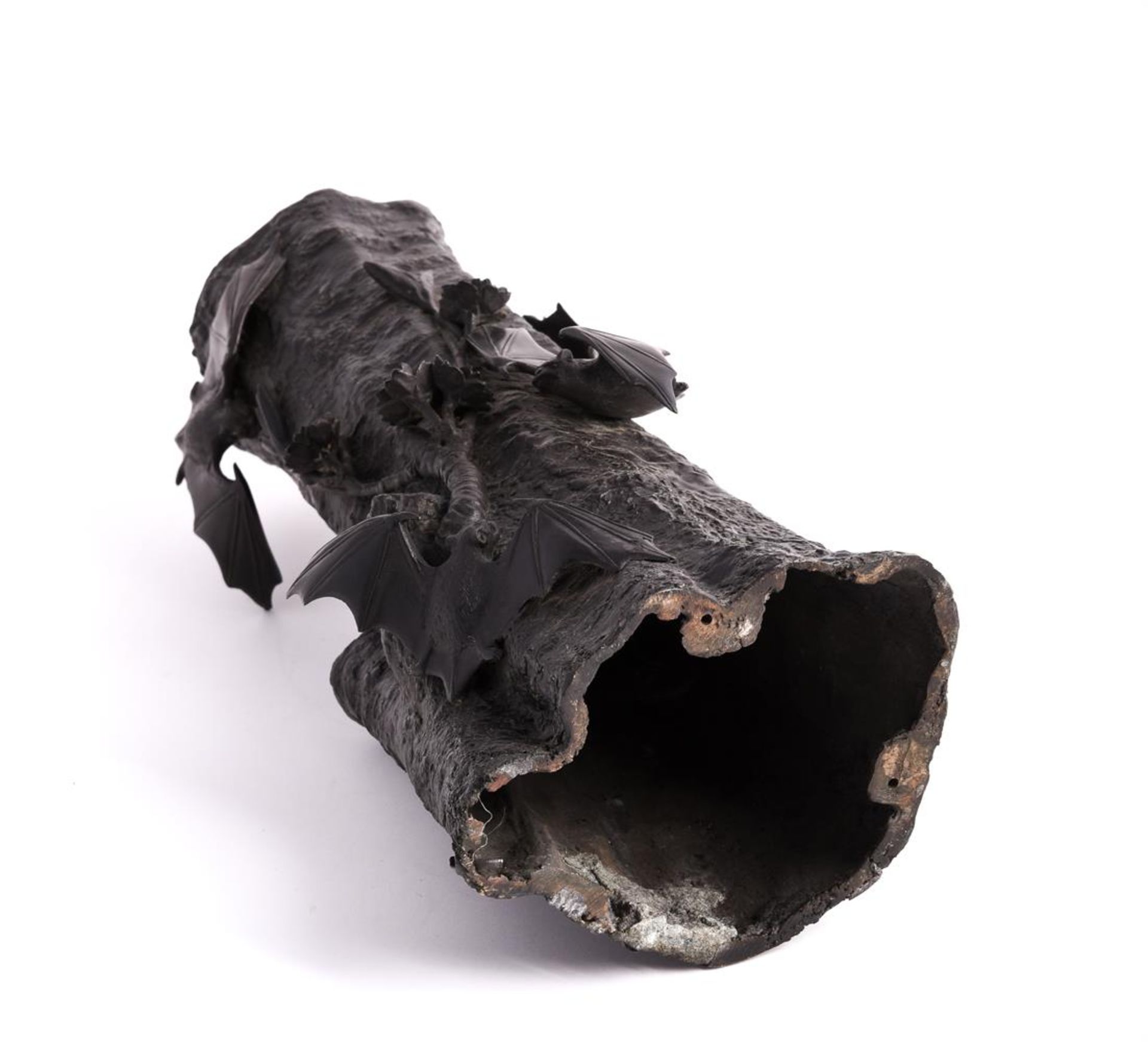An unusual Japanese bronze 'bat' vase - Bild 7 aus 7
