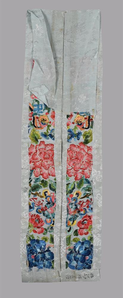 A pretty pair of Chinese silk damask sleeve bands for an informal robe - Image 3 of 3