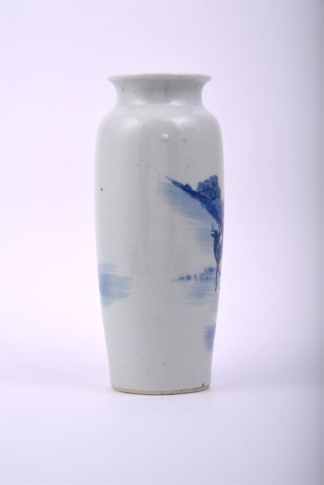 A Chinese blue and white vase - Image 4 of 5