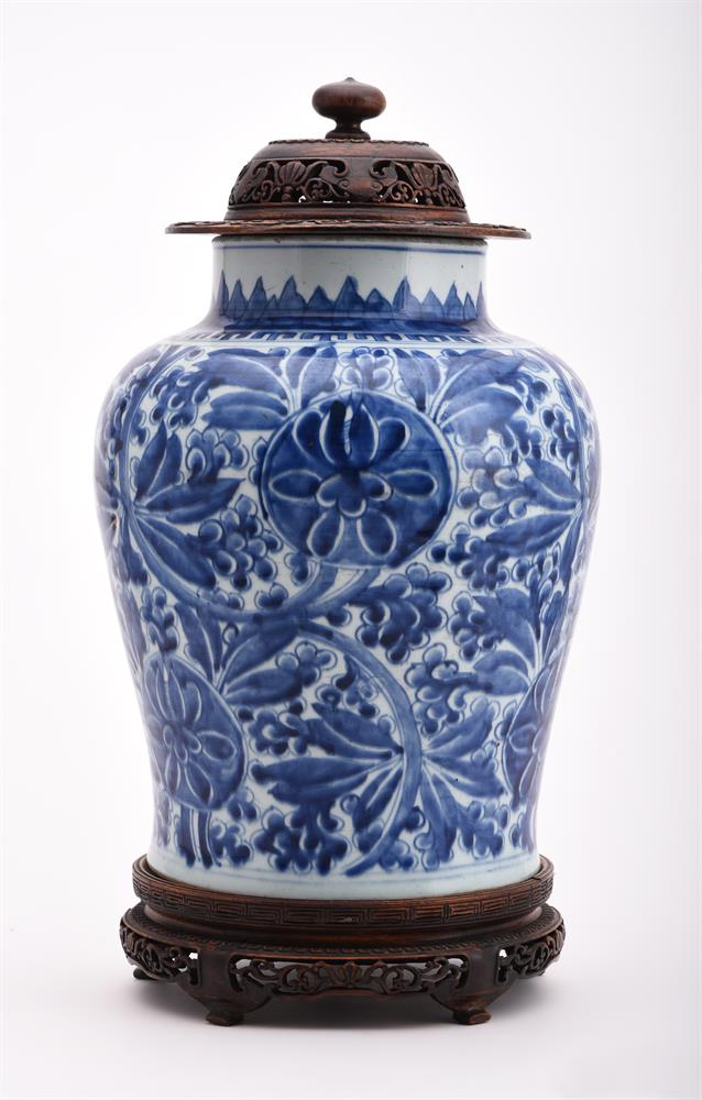 A Chinese blue and white vase - Image 3 of 5