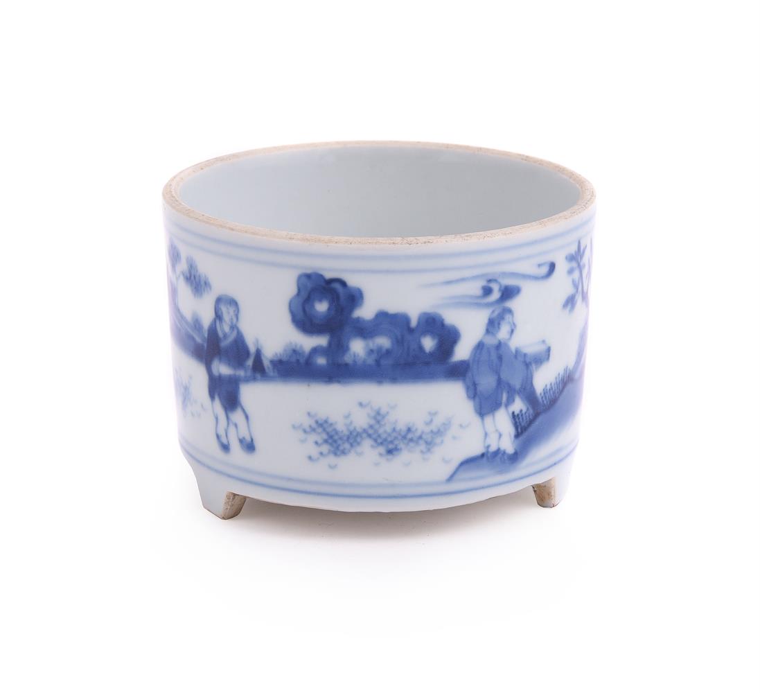 A Chinese blue and white censer - Image 3 of 5