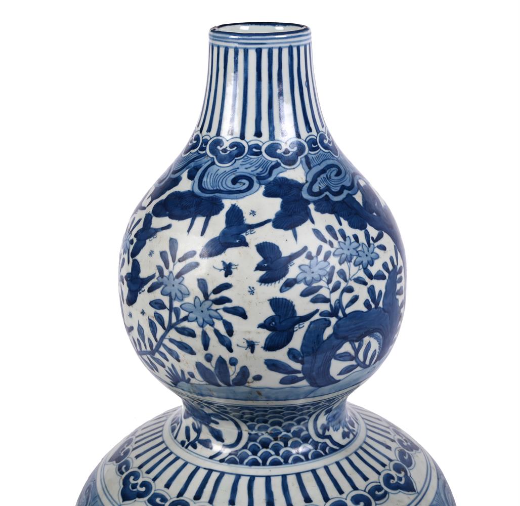 A Chinese blue and white 'Double gourd' vase - Image 2 of 3