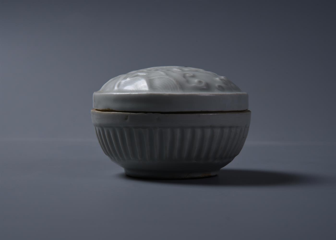 A Chinese white glazed 'carp' box and cover - Image 3 of 6