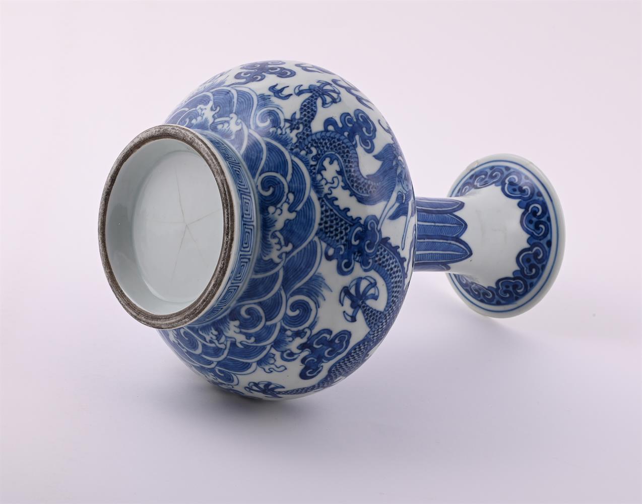 A Chinese blue and white dragon vase - Image 2 of 2