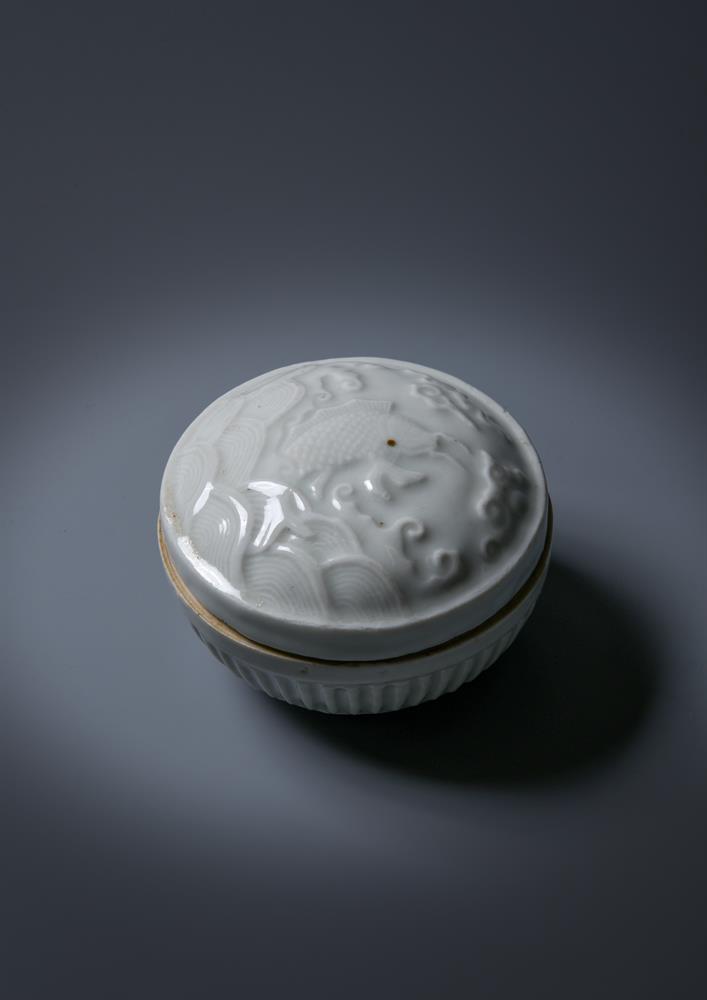 A Chinese white glazed 'carp' box and cover - Image 2 of 6