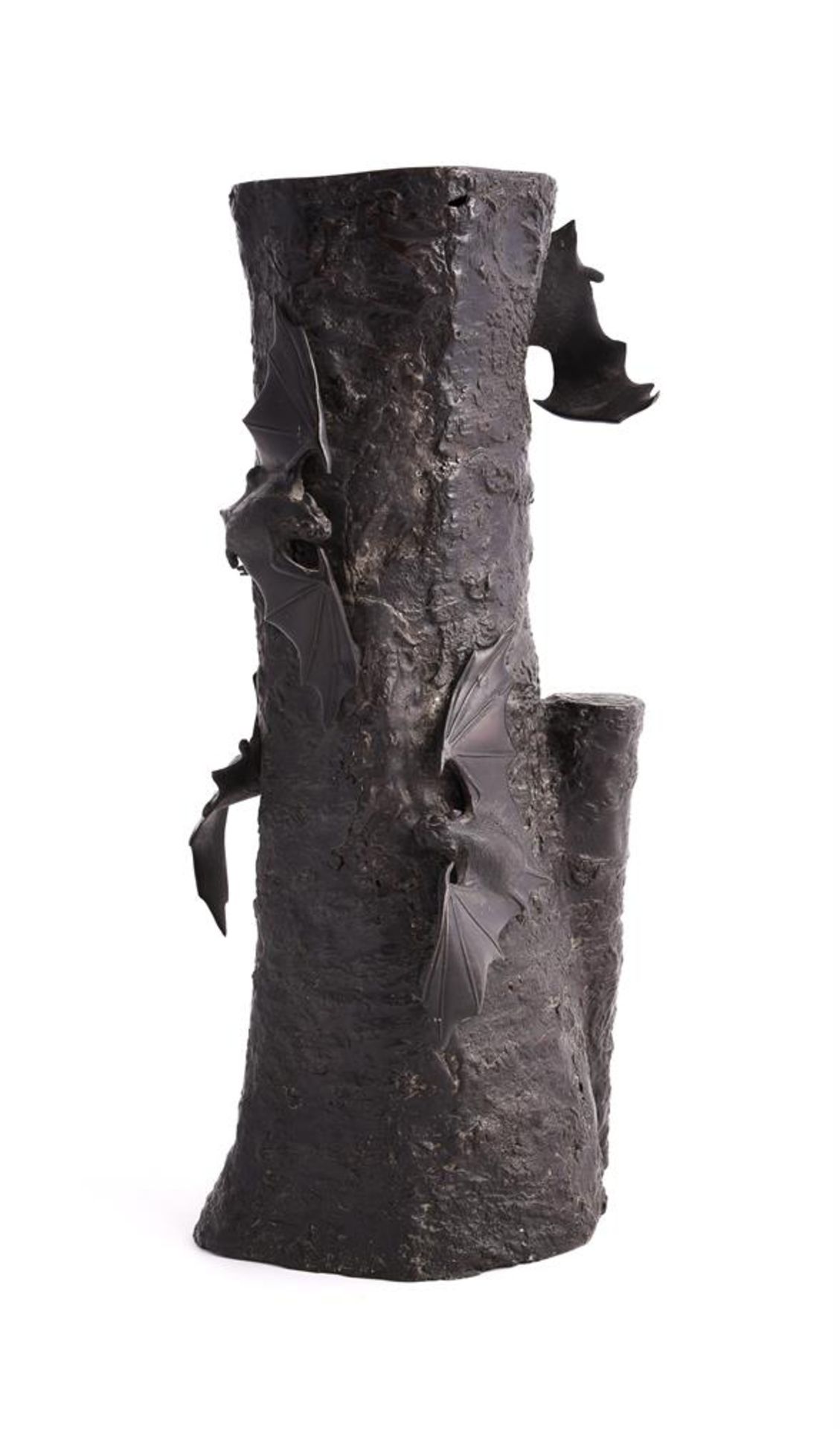 An unusual Japanese bronze 'bat' vase - Bild 6 aus 7