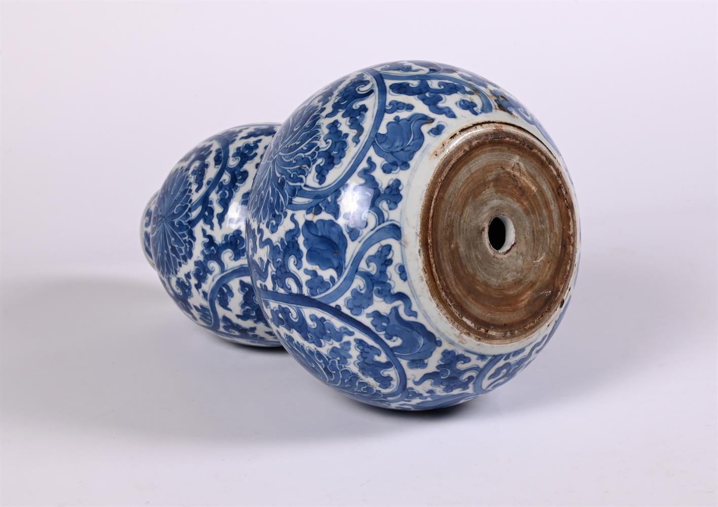 A Chinese blue and white double gourd 'Lotus' vase - Image 3 of 3