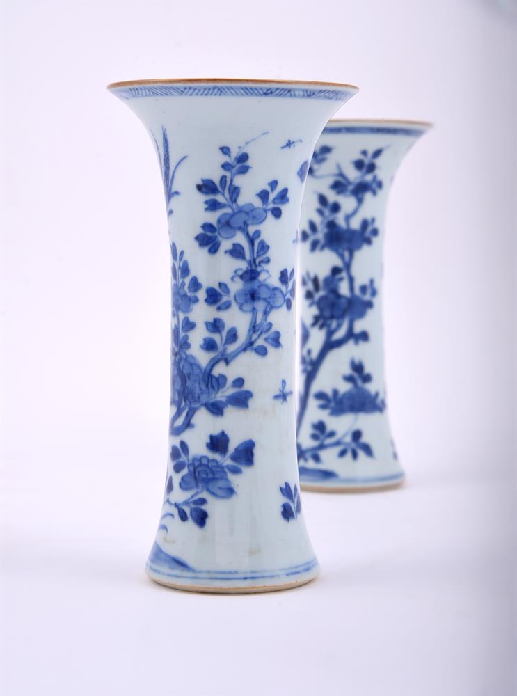 A pair of Chinese blue and white vases - Image 3 of 5