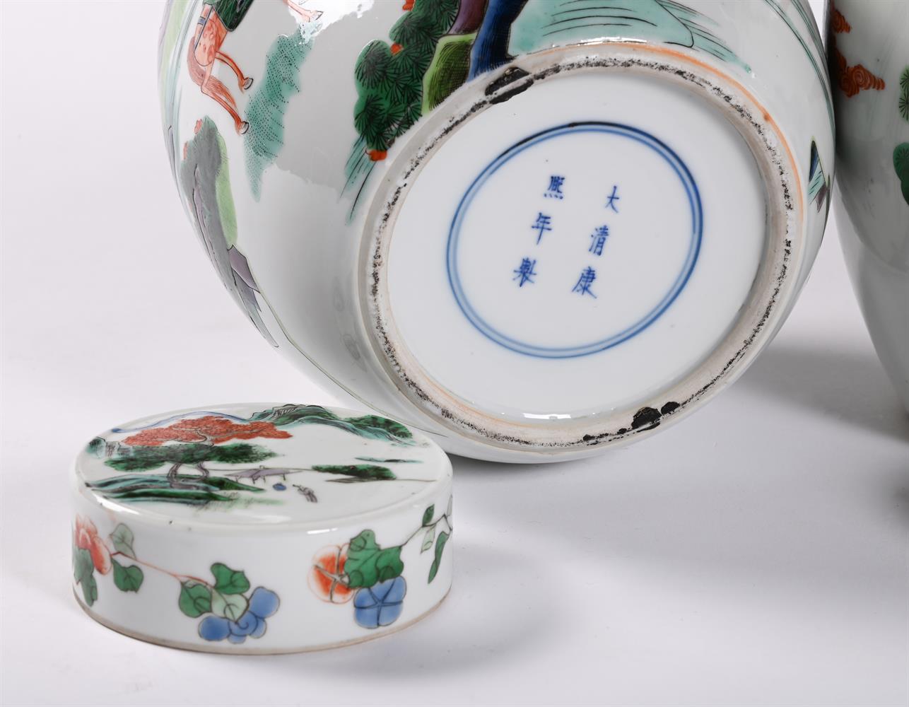 A pair of Chinese famille verte jars and covers - Image 4 of 4