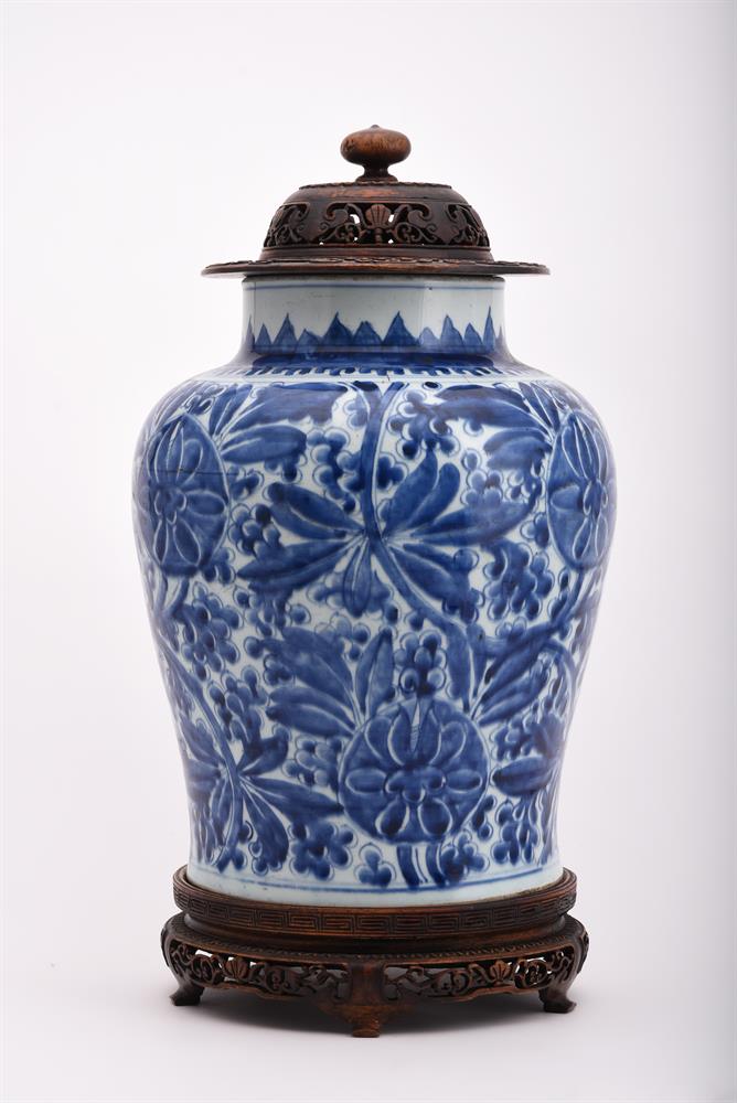 A Chinese blue and white vase - Image 2 of 5