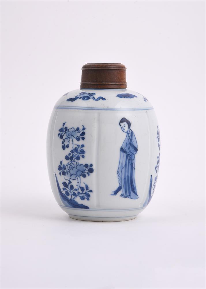 A Chinese blue and white small jar - Image 4 of 6