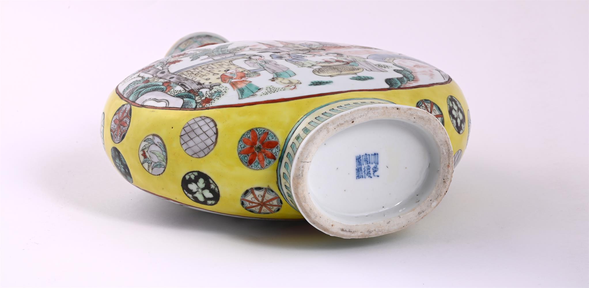 A Chinese Famille Rose moon flask - Image 4 of 5