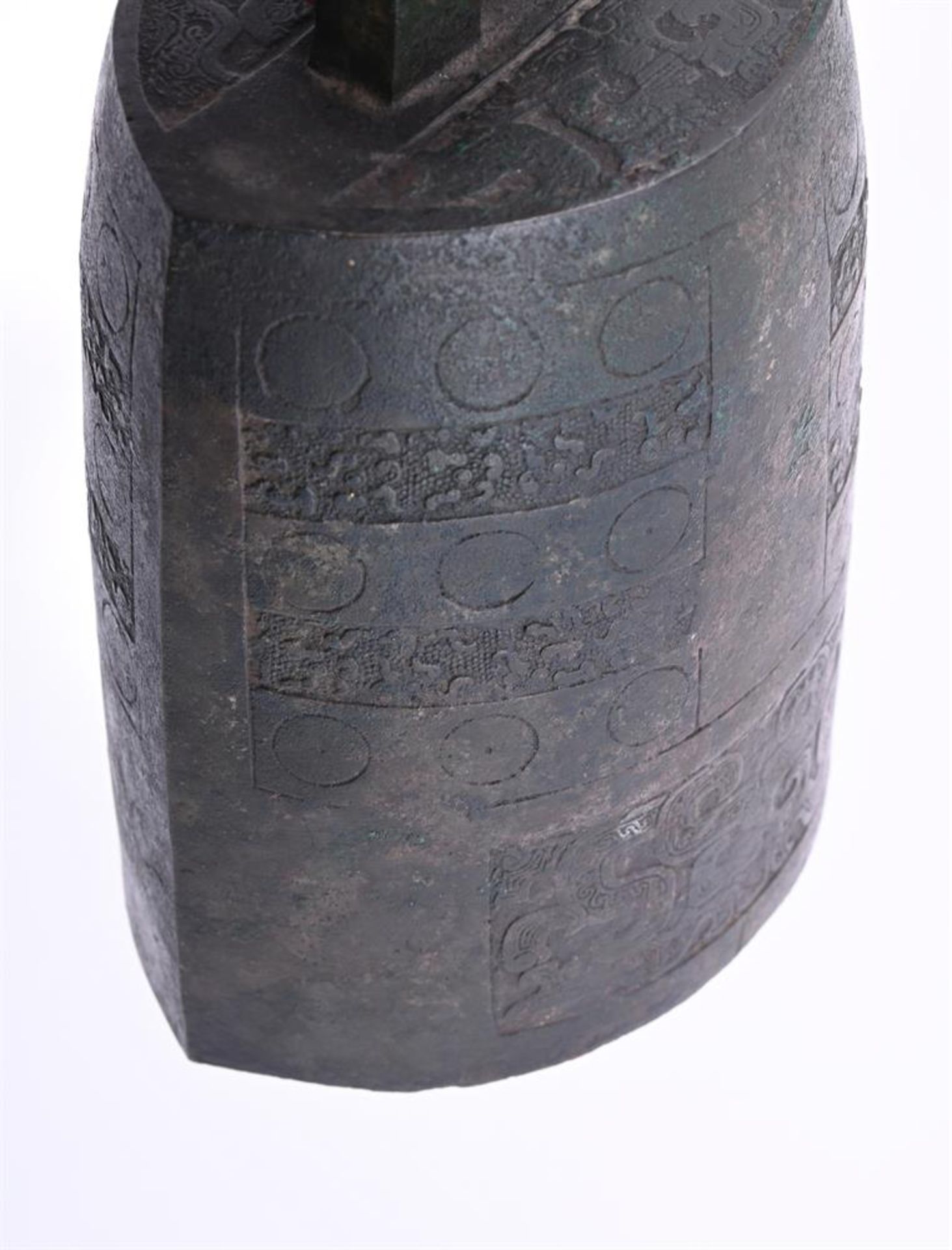 A Chinese archaistic bronze bell - Image 4 of 5
