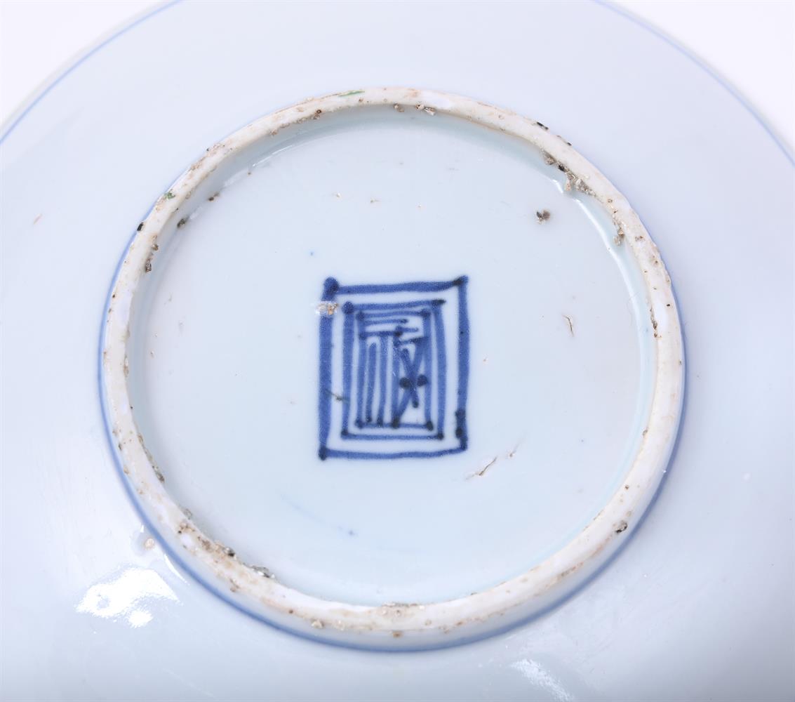 A Chinese small famille verte enamelled saucer dish for Japanese market - Image 5 of 5