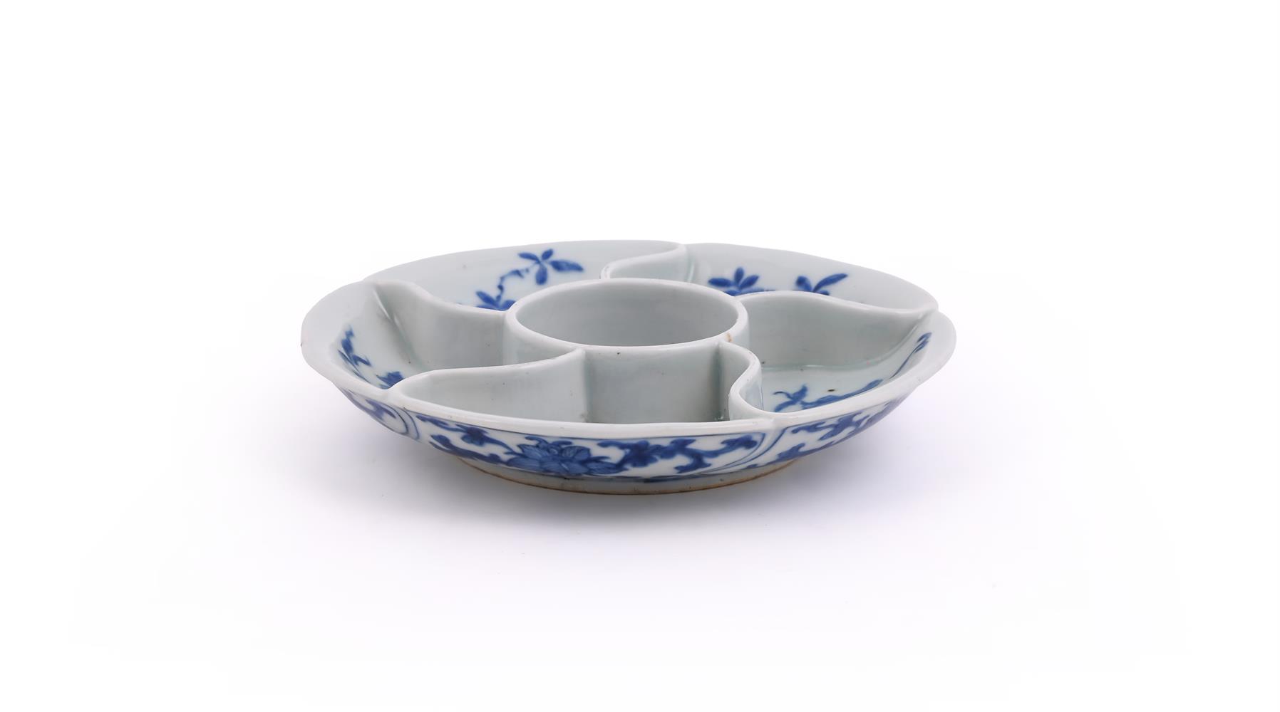 A Chinese blue and white circular sweetmeat dish - Image 2 of 4