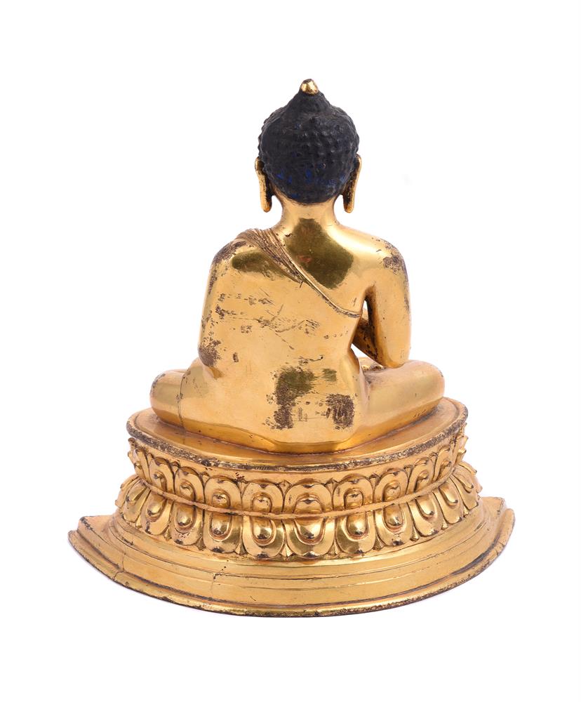 A Chinese seated gilt bronze figure of buddha - Image 4 of 5