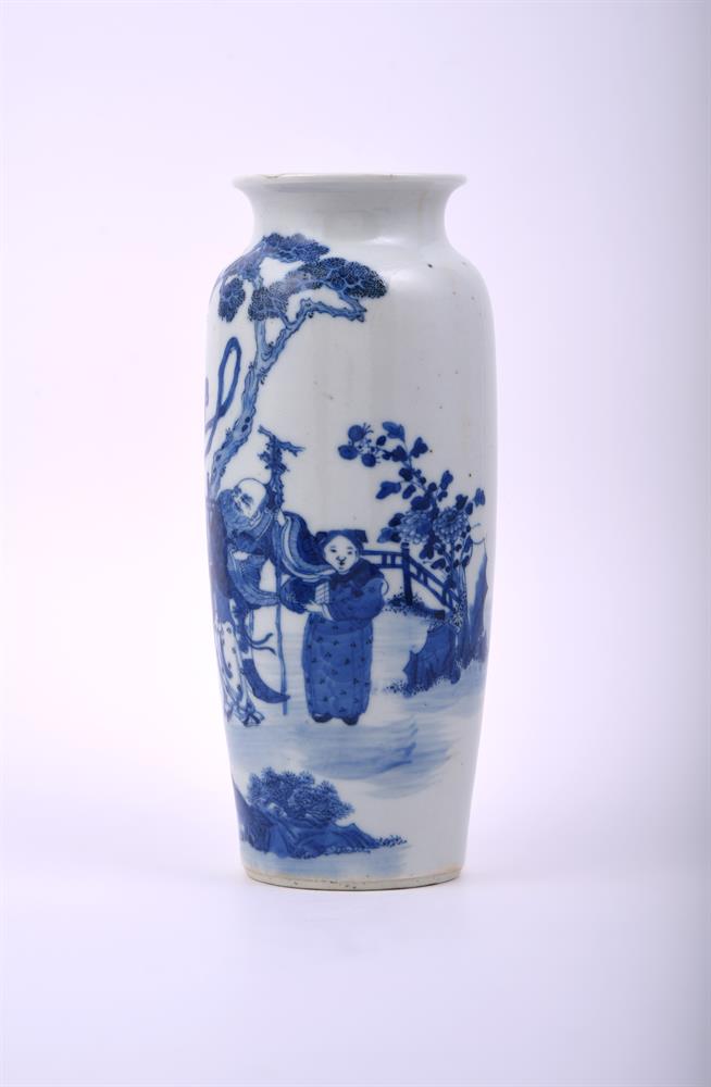 A Chinese blue and white vase - Image 3 of 5