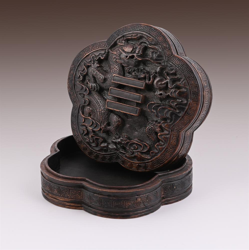 A Chinese lobed hardwood 'Dragon and Trigram' box and cover - Bild 4 aus 4