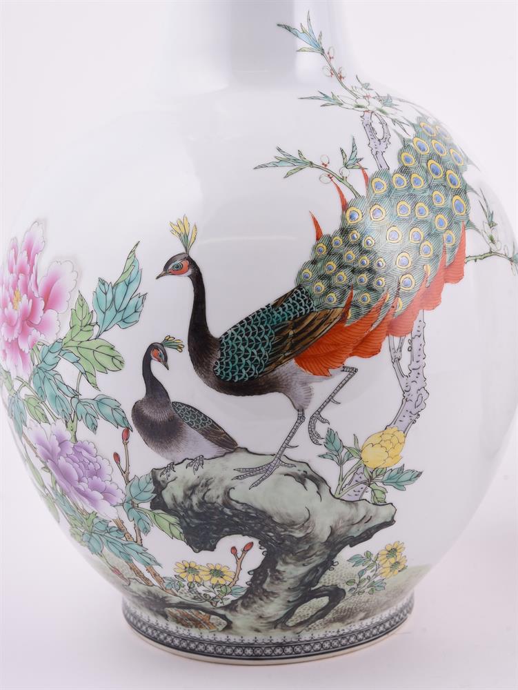 A pair of large Chinese Famille Rose vases - Image 3 of 7