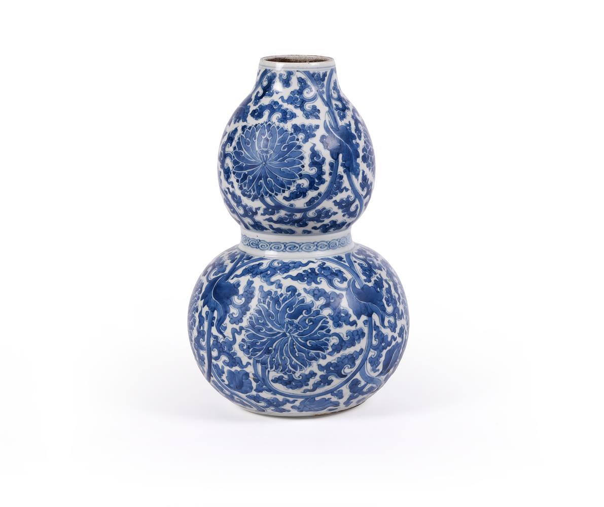 A Chinese blue and white double gourd 'Lotus' vase - Image 2 of 3