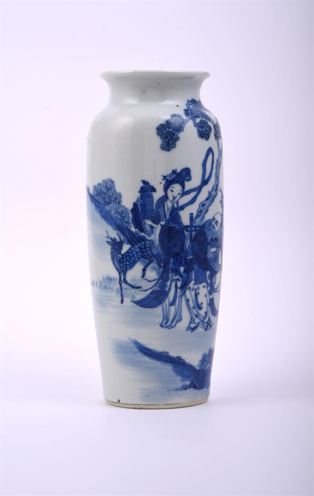 A Chinese blue and white vase - Image 2 of 5